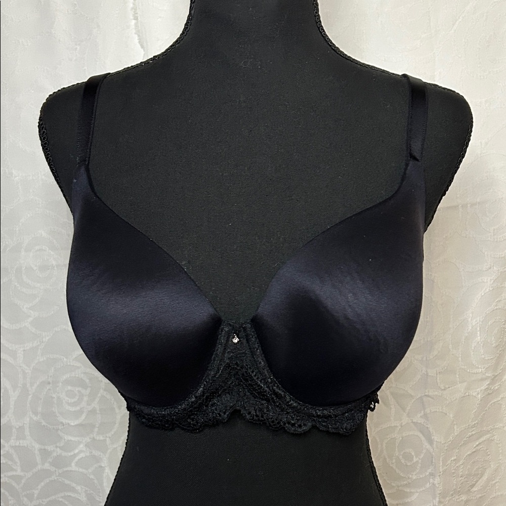 Simply Vera Vera Wang Black Satin Bra. Lace trim. Size 38 C.